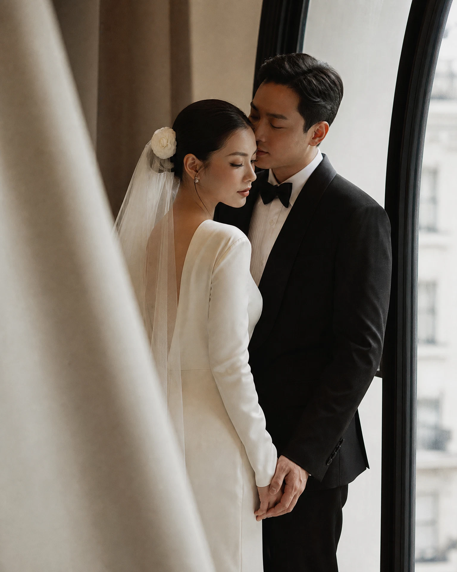 Chân dung đôi uyên ương bên ô cửa và hoa camellia